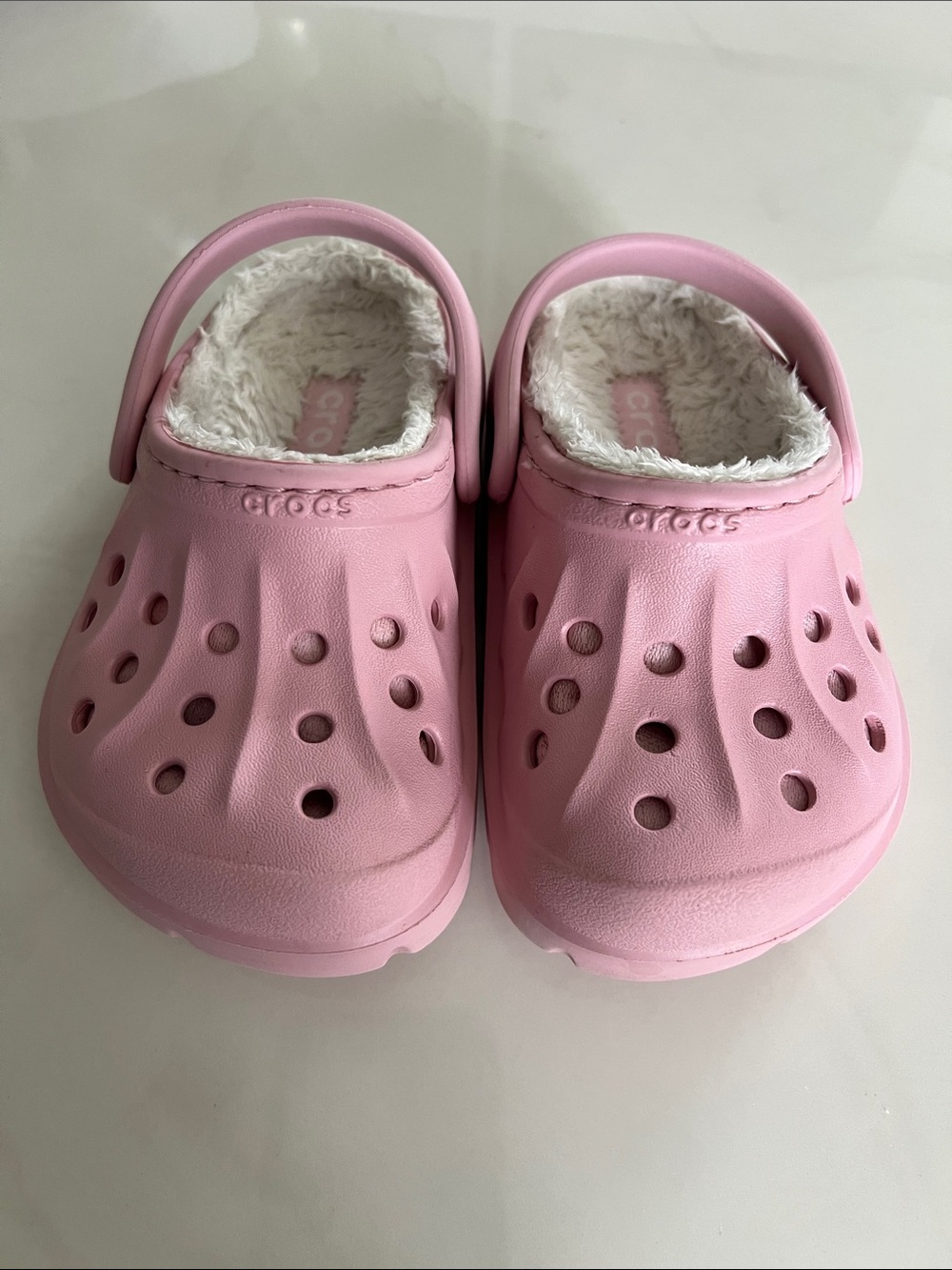 CROCS | Kids Cozy Faux Fur Lined Clog in Light Pink Size 6/7